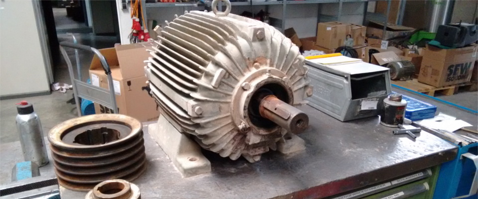 Ein Motor wird in unserer Werkstatt repariert.
